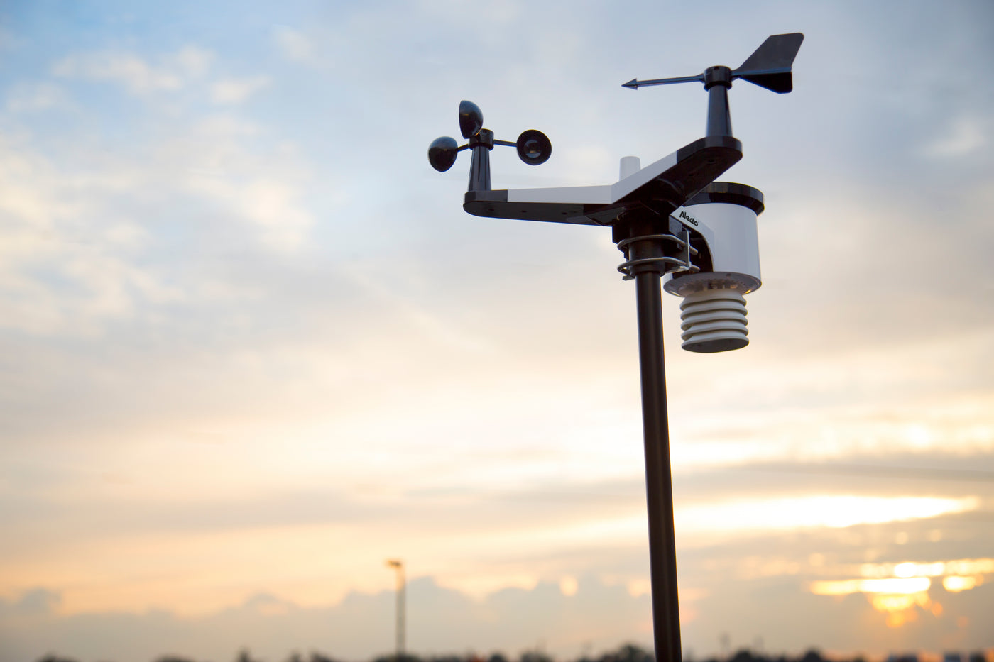 Alecto WS-5500 - Professional 8 in 1 wi-fi weather station with app and wireless outdoor sensor, black